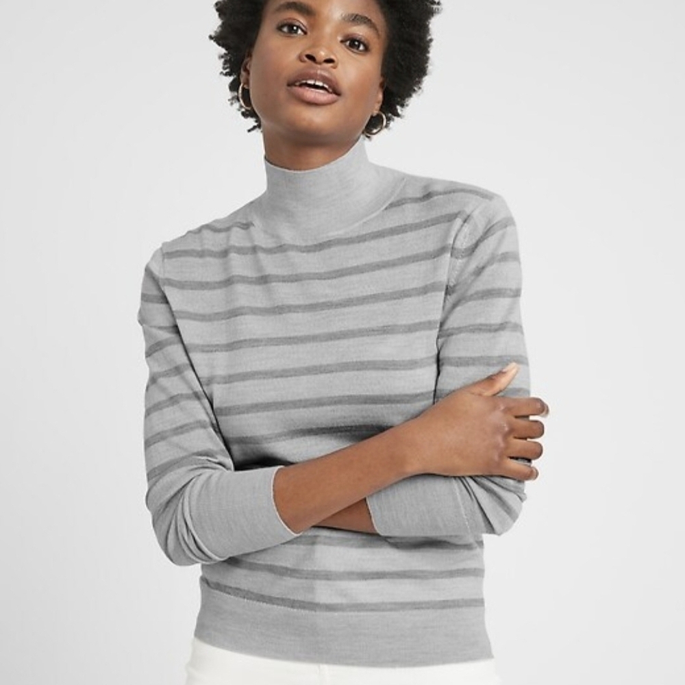 Banana Republic  Women's 100% Merino Wool Light Gray Striped Turtleneck Sweater